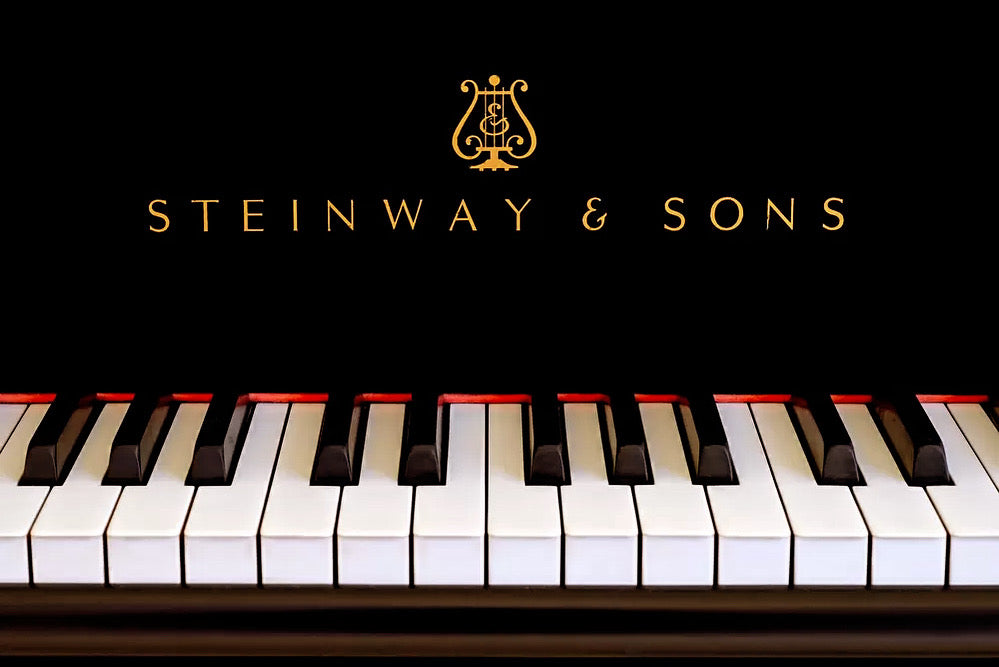 חוגגים את הגעת פסנתרי ה-Steinway לפסנתרי זוהר