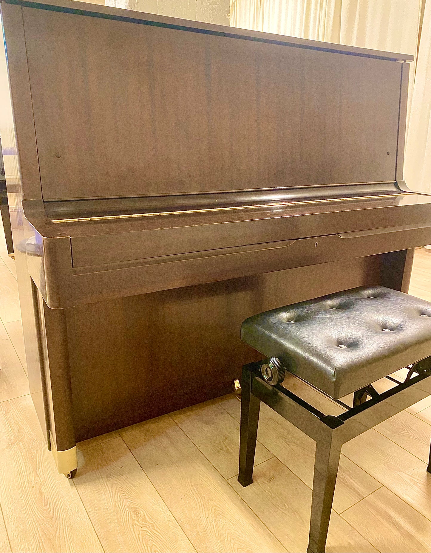 פסנתר קיר מבית Yamaha מדגם U5 - אגוז עמוק