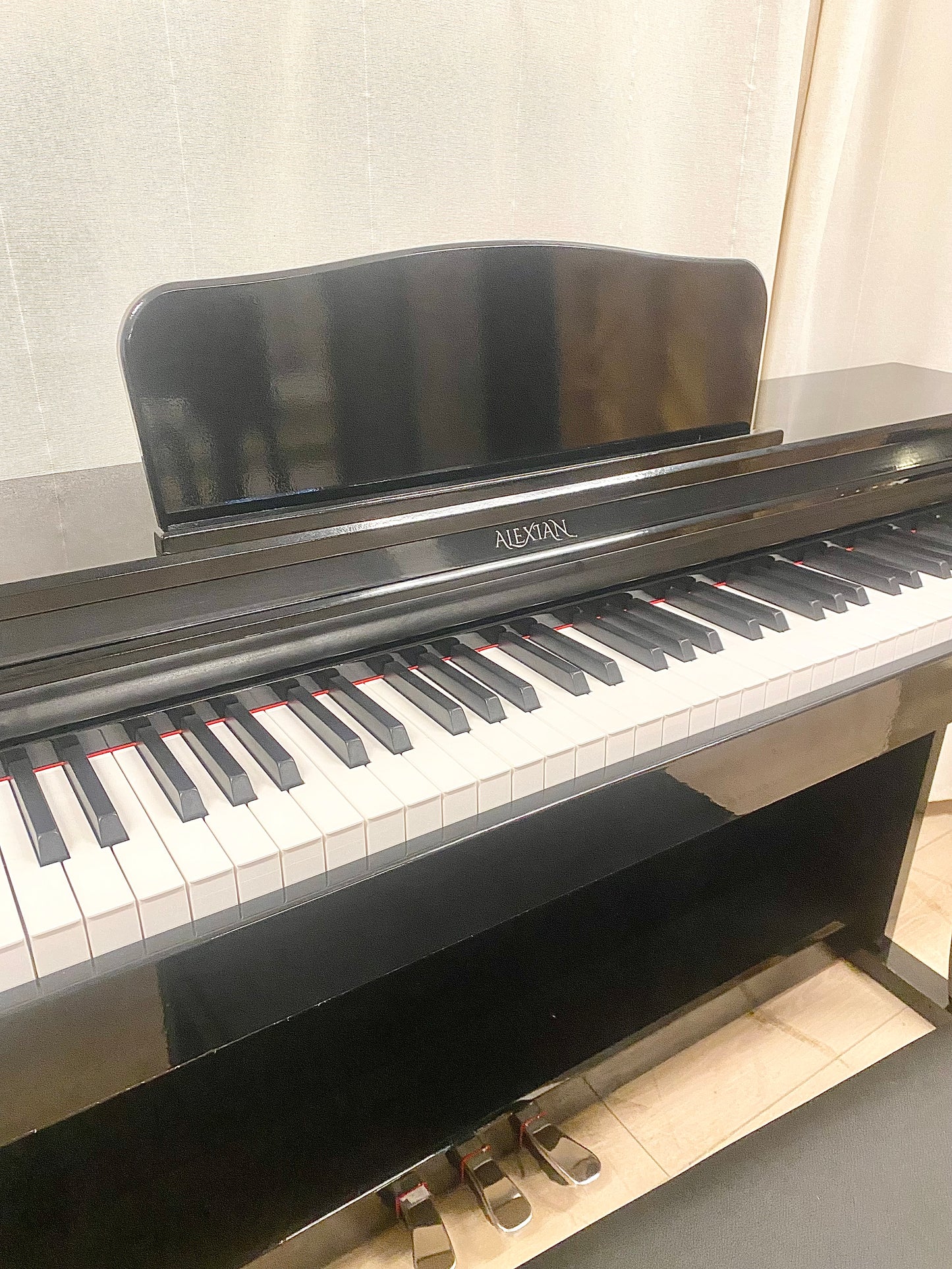 פסנתר חשמלי Alexian מדגם F5400 Polish - בעל מנגנון פטישים אלקטרוני