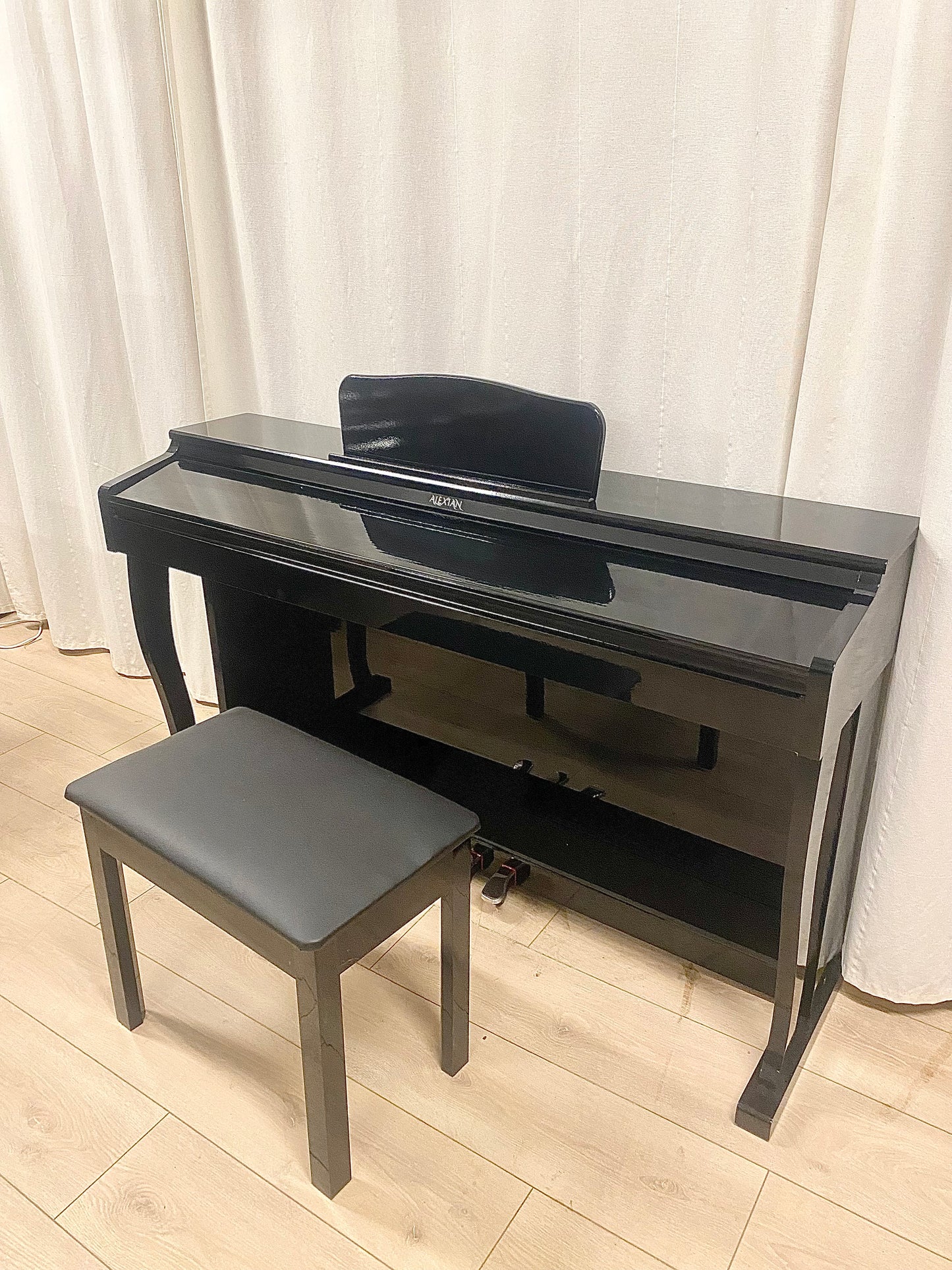 פסנתר חשמלי Alexian מדגם F5400 Polish - בעל מנגנון פטישים אלקטרוני