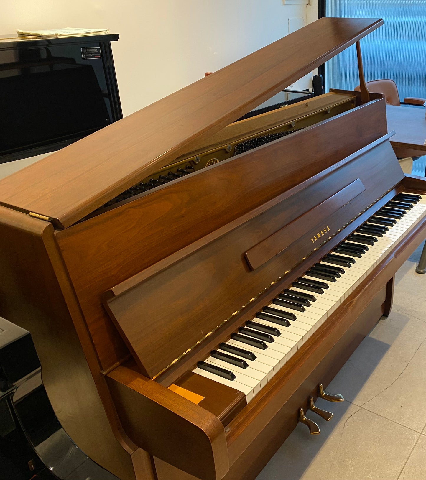 פסנתר קיר Yamaha מדגם M1 - יפן
