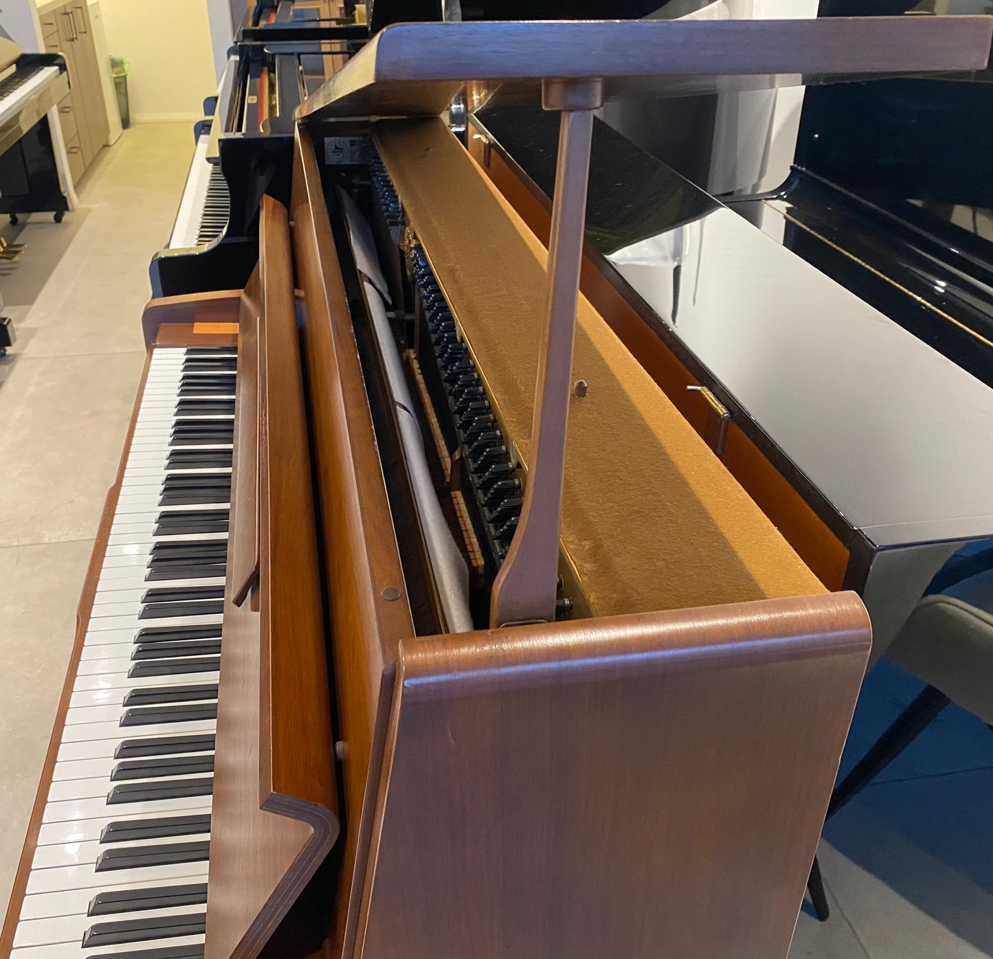 פסנתר קיר Yamaha מדגם M1 - יפן